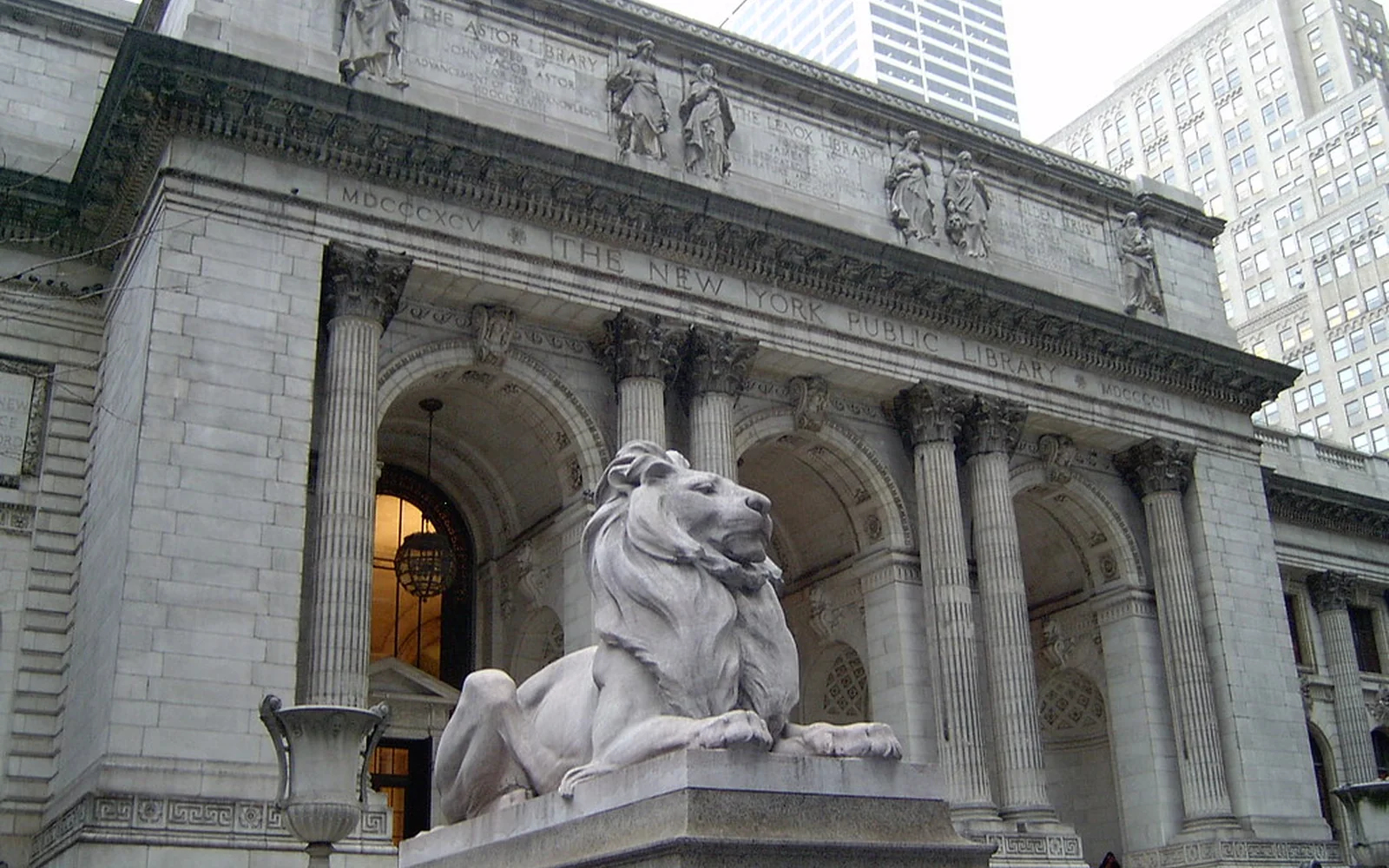 Entrada monumental de la Biblioteca Pública de Nueva York.