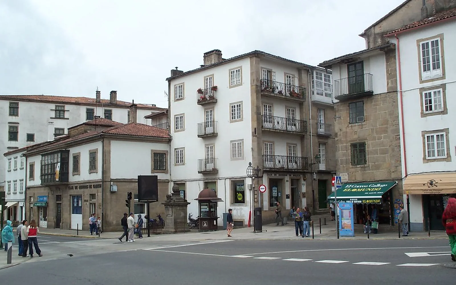 Calle de piedra y edificios tradicionales en Santiago de Compostela.
