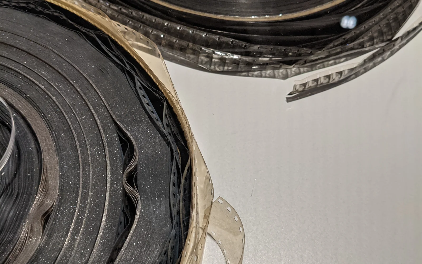Primer plano de rollos de película cinematográfica dentro de sus latas.
