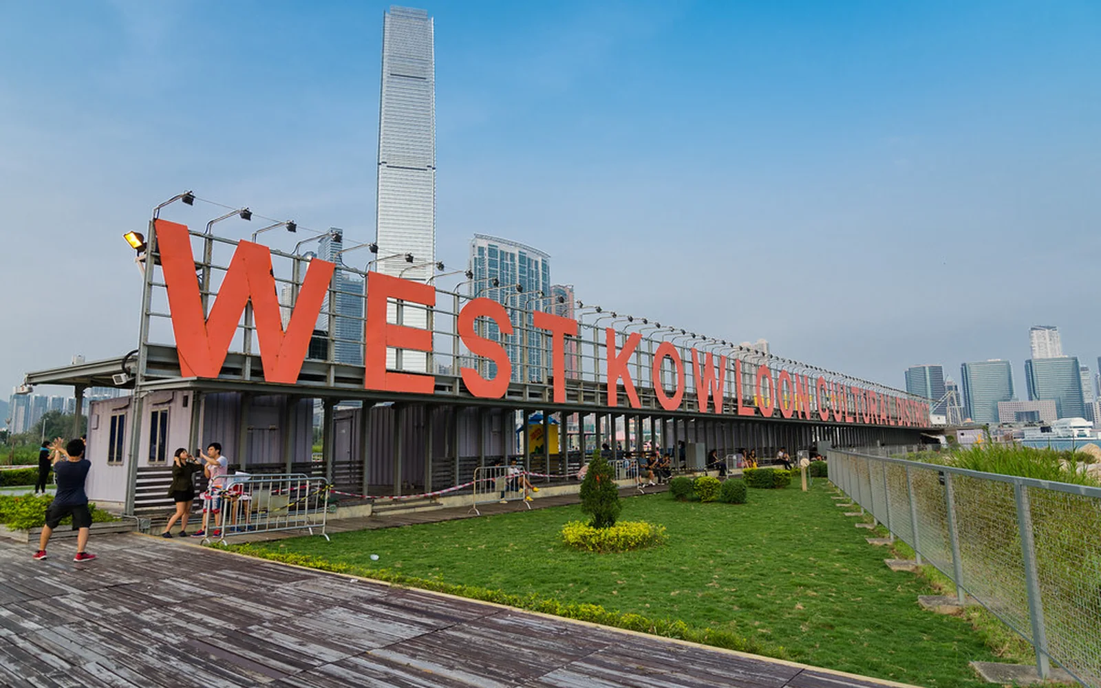 Edificio del distrito cultural West Kowloon junto al paseo marítimo.
