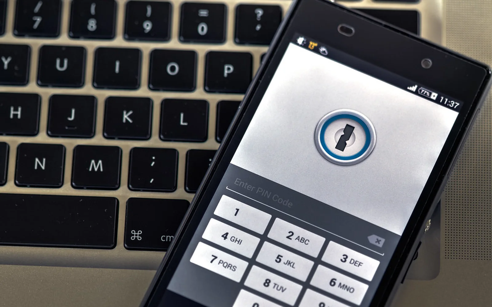 Un dedo se acerca al icono de una llave digital en un teléfono.