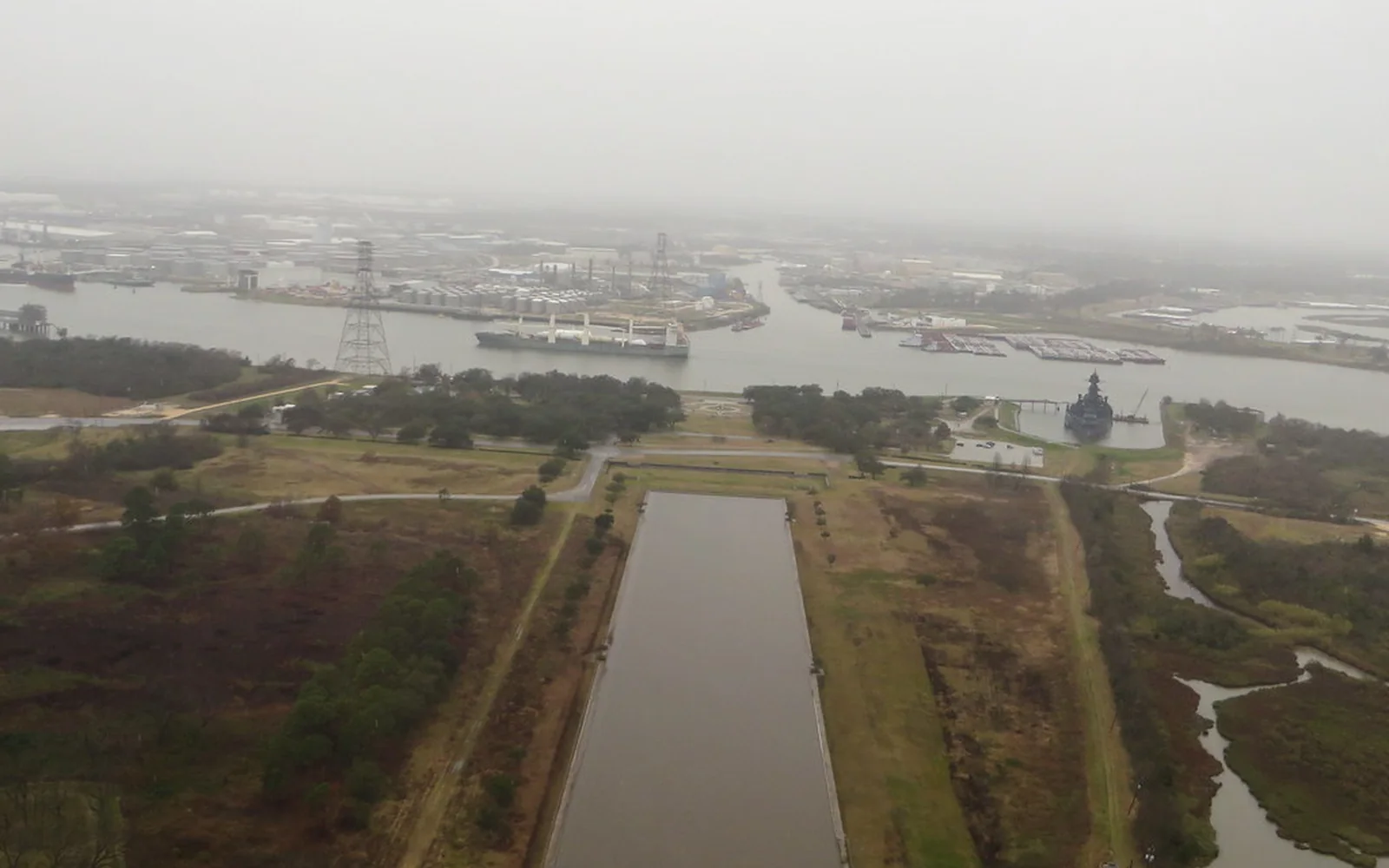 Vista aérea de un río y sus zonas verdes al atravesar una ciudad.
