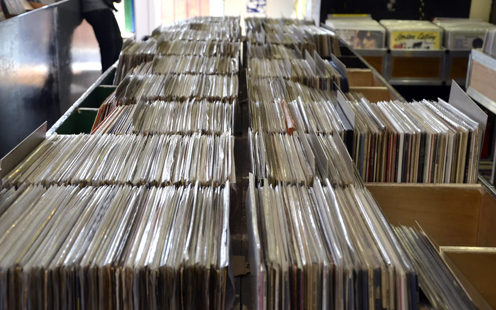 Filas de discos de vinilo ordenados en las cubetas de una tienda.