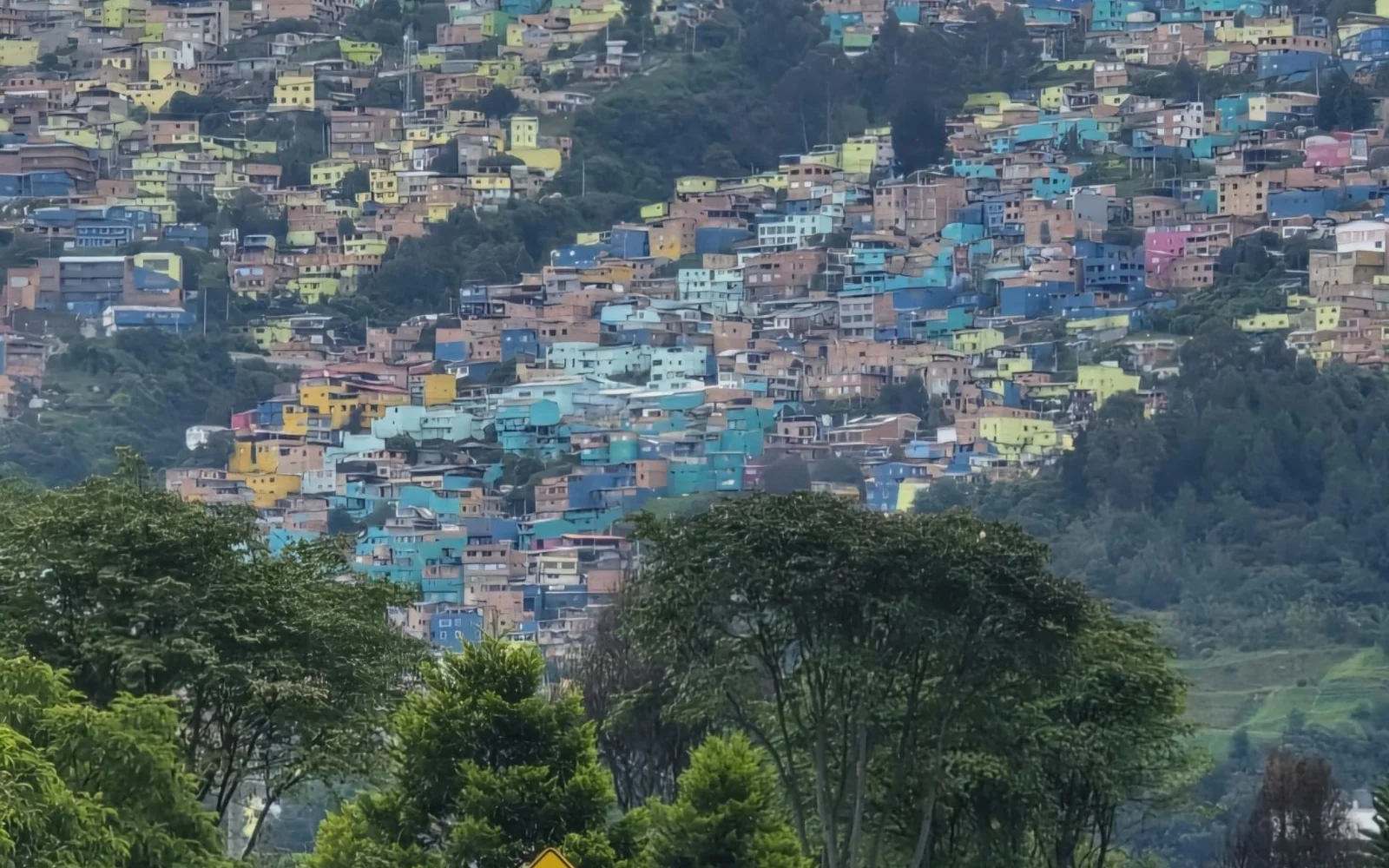 Barrio denso de viviendas de colores construido sobre una ladera.